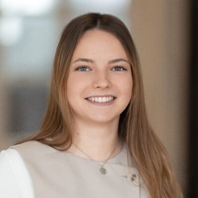 Laura Brecht, Werkstudentin